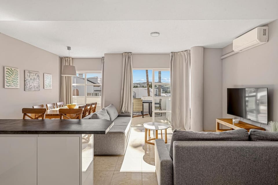 TV and multimedia, Living room, Seating area, Dining area, air conditioner