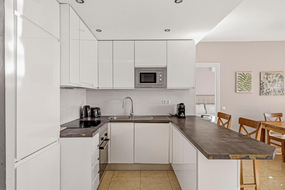 Coffee/tea facilities, Kitchen or kitchenette, Dining area, dishwasher, oven, stove, toaster, kitchen
