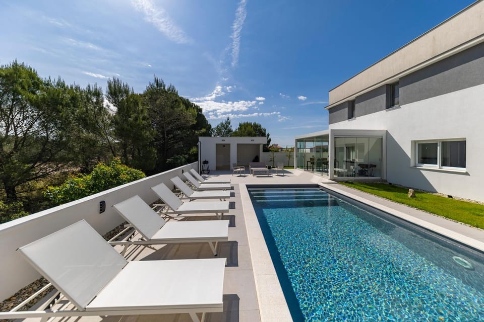 Patio, Swimming pool, sunbed