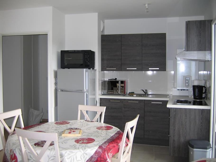 Coffee/tea facilities, Kitchen or kitchenette, Dining area, oven, stove, toaster