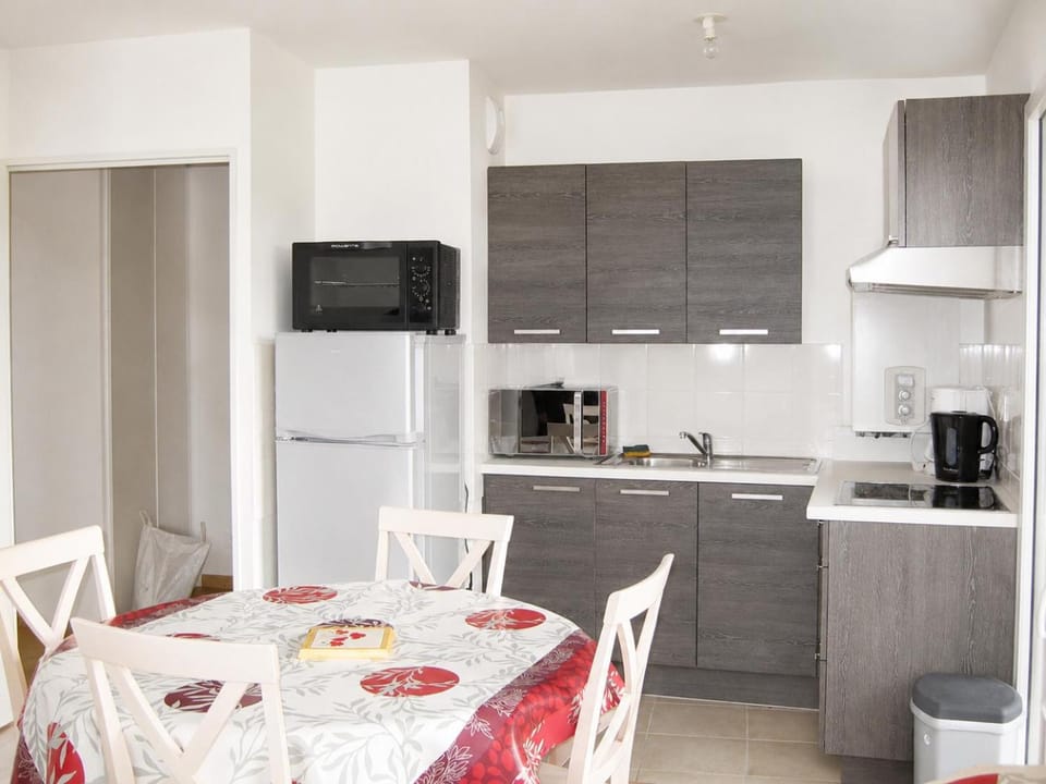Coffee/tea facilities, Kitchen or kitchenette, Dining area, oven, stove, toaster