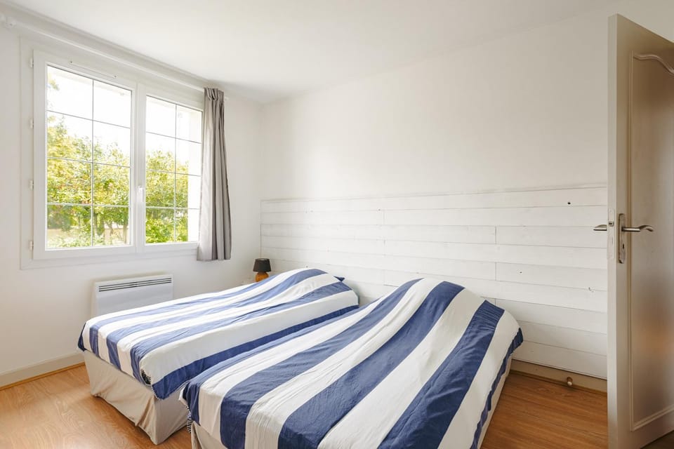 Property building, Living room, Bedroom
