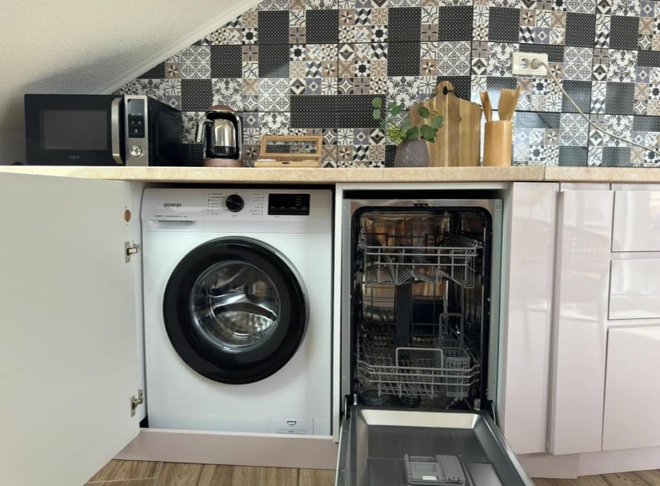 Coffee/tea facilities, Kitchen or kitchenette, dishwasher, washing machine