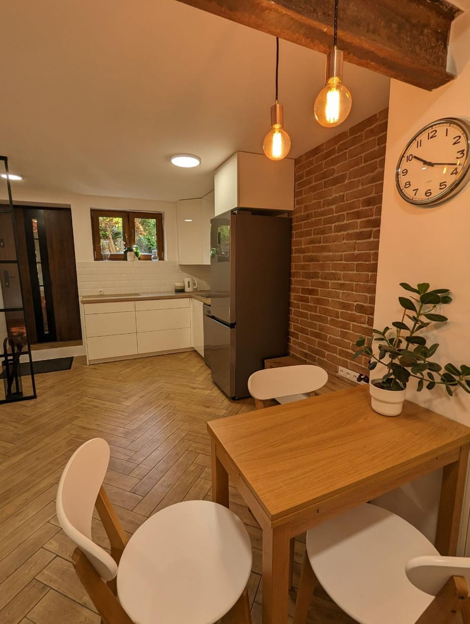 Kitchen or kitchenette, Dining area