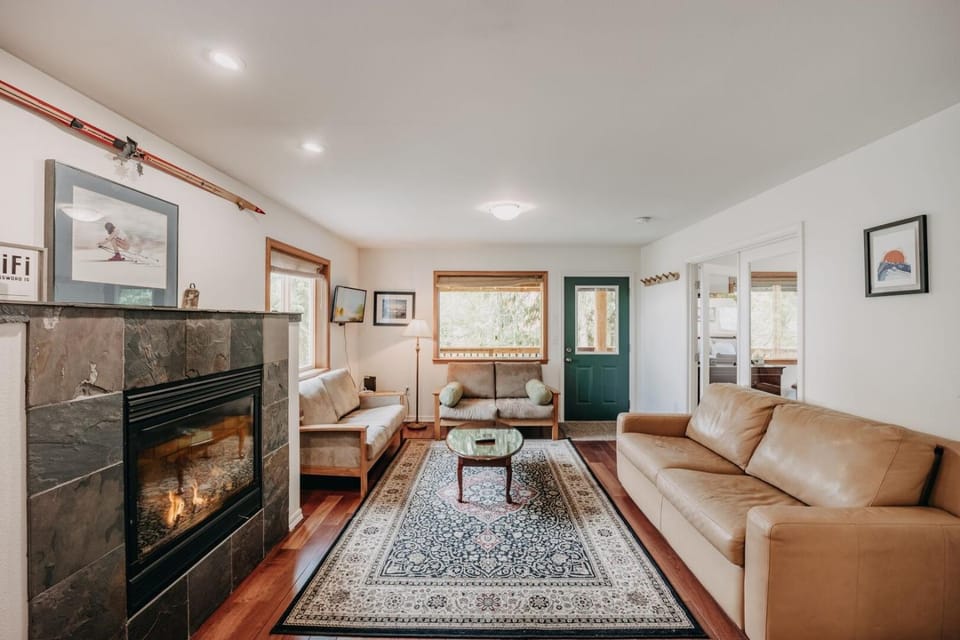 77MBR - Wi-Fi - Fireplace - Pets Ok - BBQ cabin Cabin in Glacier