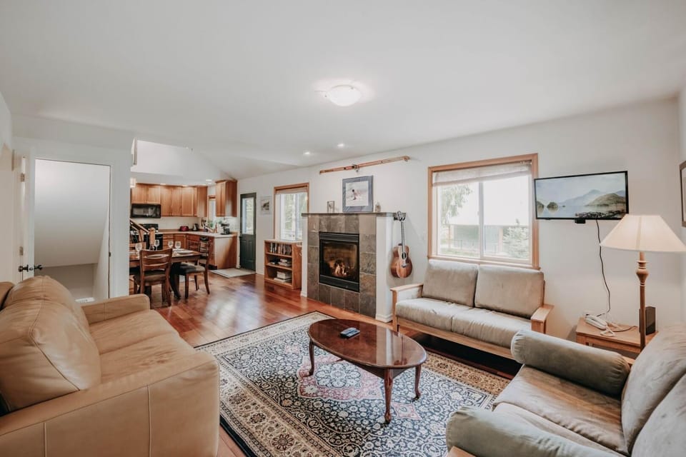 77MBR - Wi-Fi - Fireplace - Pets Ok - BBQ cabin Cabin in Glacier