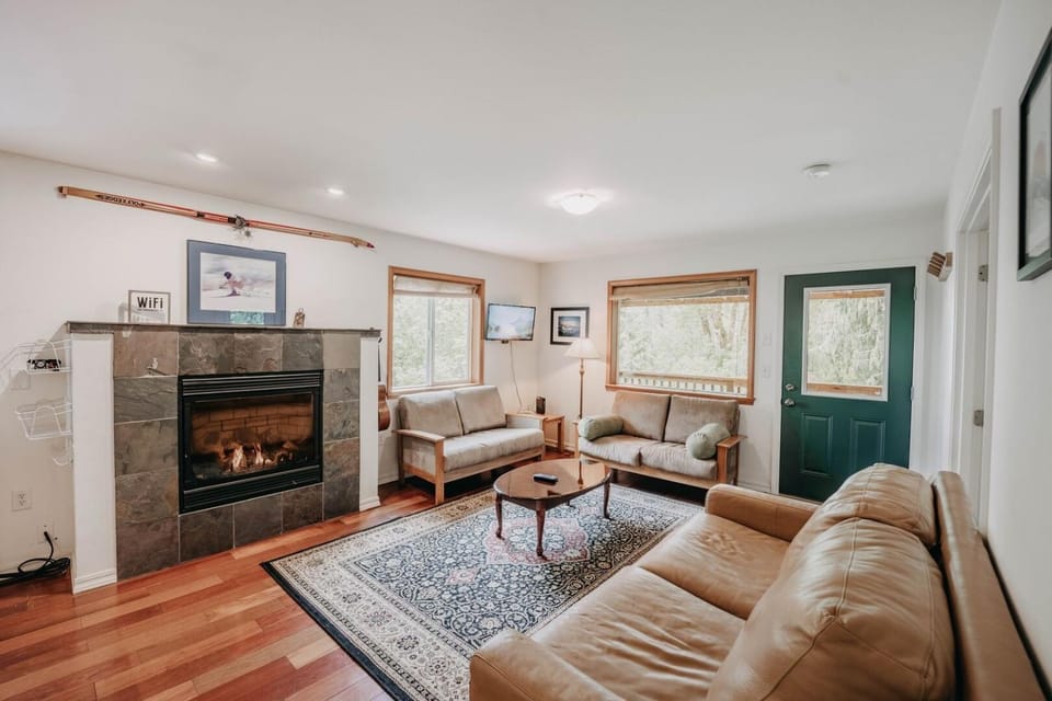 77MBR - Wi-Fi - Fireplace - Pets Ok - BBQ cabin Cabin in Glacier