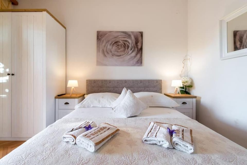 Bed, Bedroom, towels, wardrobe