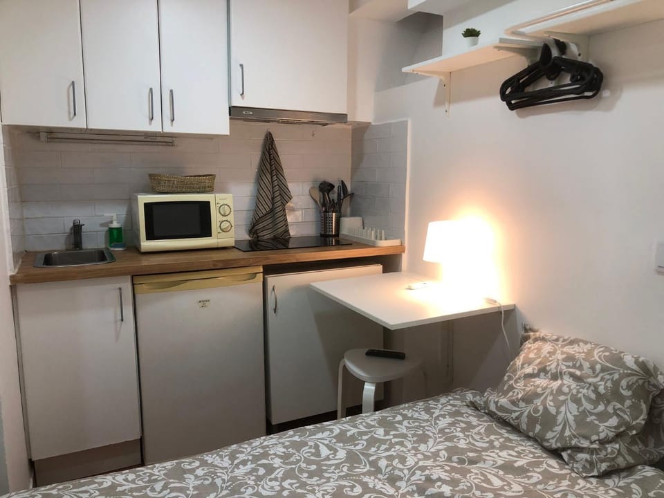 Bed, Kitchen or kitchenette, microwave