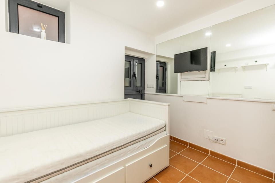 Bed, TV and multimedia, Bedroom