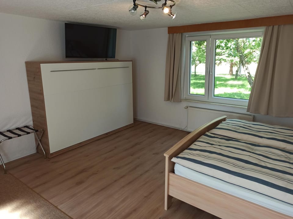 Communal lounge/ TV room, Bed, TV and multimedia, Photo of the whole room, Bedroom