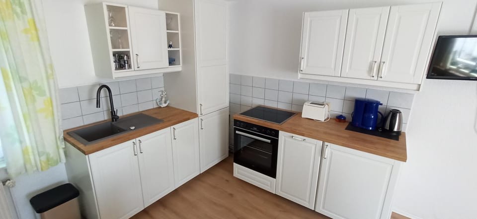 Coffee/tea facilities, Kitchen or kitchenette, dishwasher, oven, stove, toaster