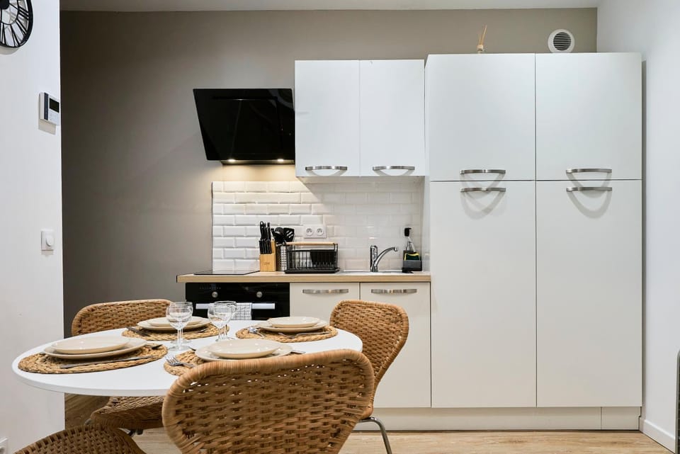 Coffee/tea facilities, Kitchen or kitchenette, Dining area, oven, stove, wardrobe