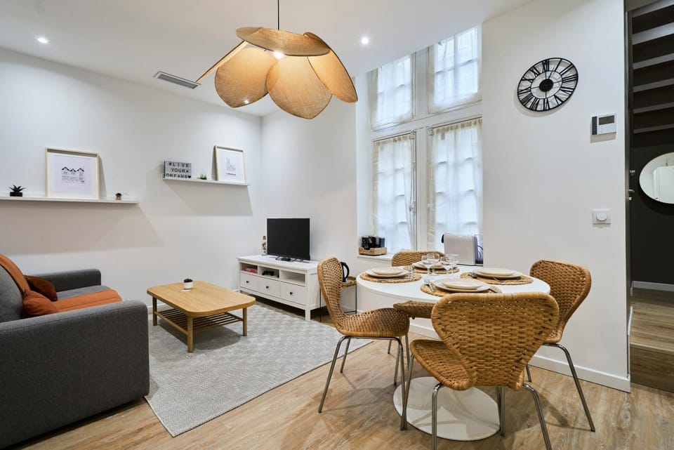 TV and multimedia, Living room, Seating area, Dining area