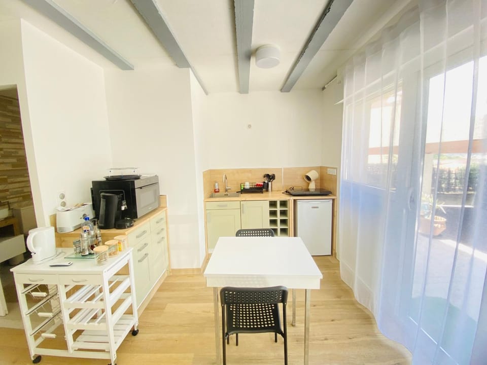 Kitchen or kitchenette, Dining area