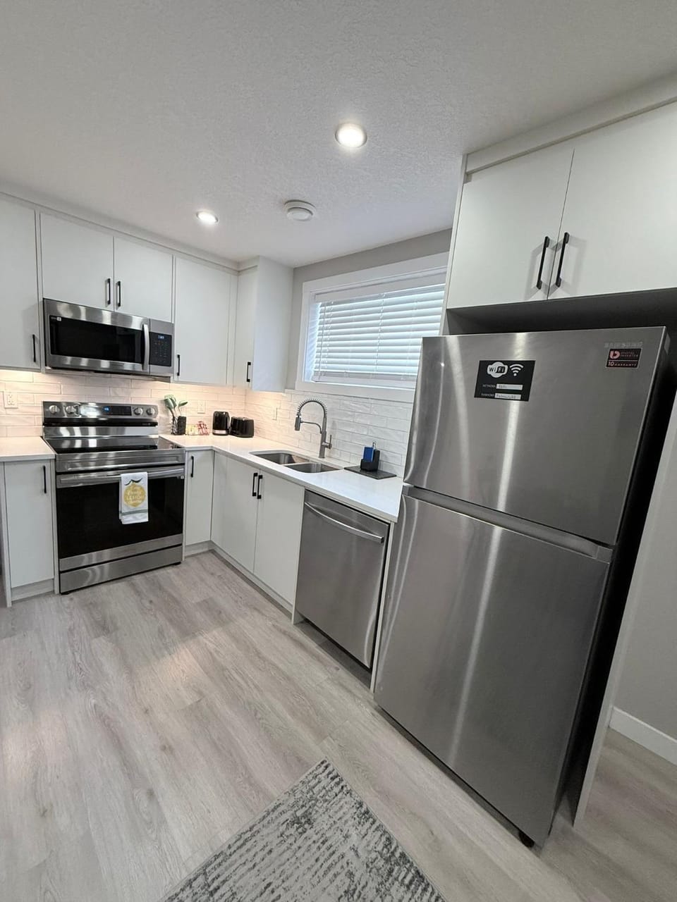Private Modern Retreat in the NW - 12 mins to Airport - Near Shops - Easy Banff Access Apartment in Calgary