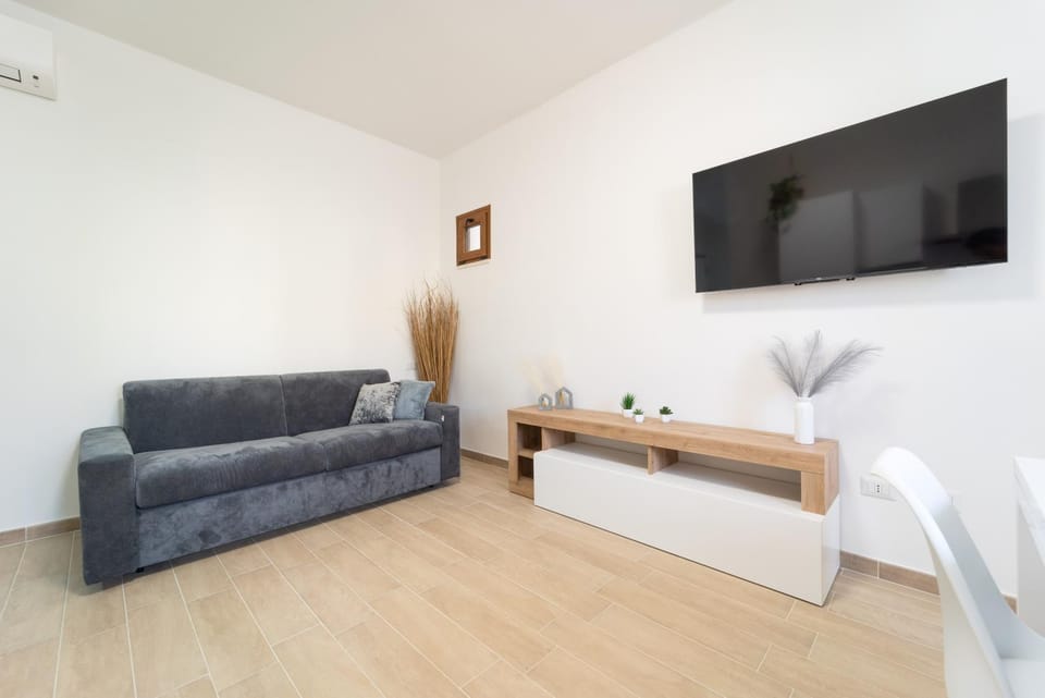 TV and multimedia, Living room, Seating area, Evening entertainment