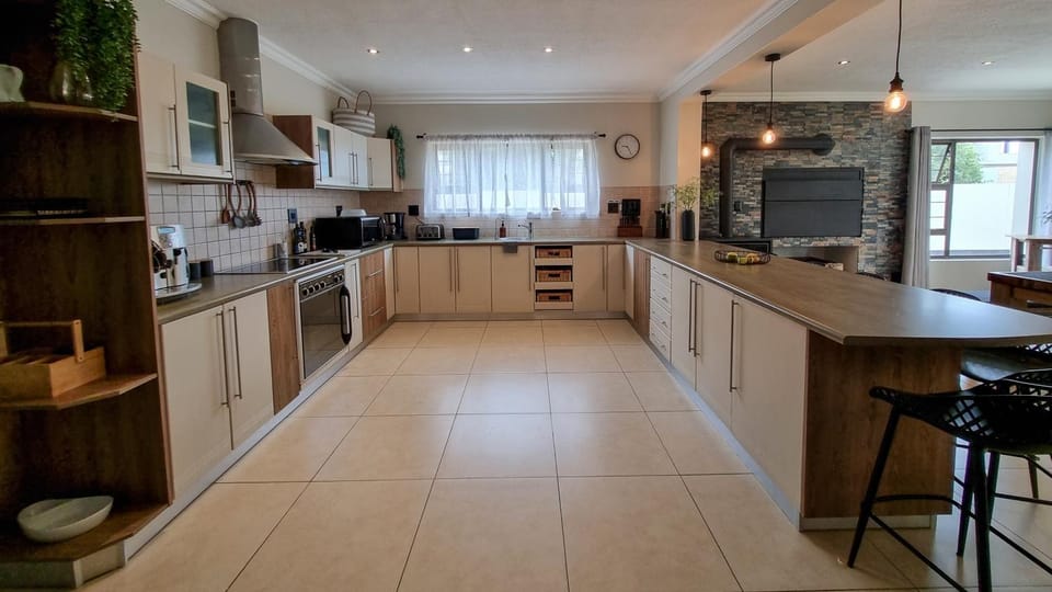 BBQ facilities, Coffee/tea facilities, Kitchen or kitchenette, Dining area, dishwasher, fireplace, furniture, internet, microwave, minibar, oven, stove, toaster