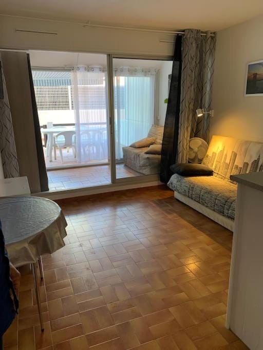 Bed, Living room, Photo of the whole room