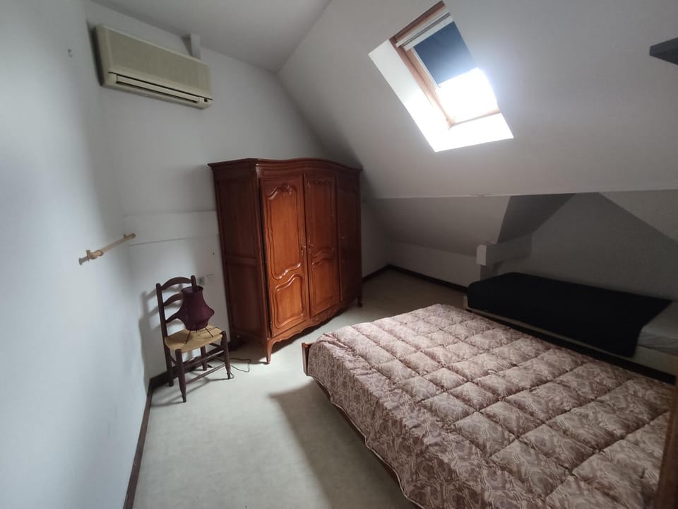 Photo of the whole room, Bedroom