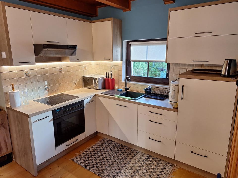 Coffee/tea facilities, Kitchen or kitchenette, stove