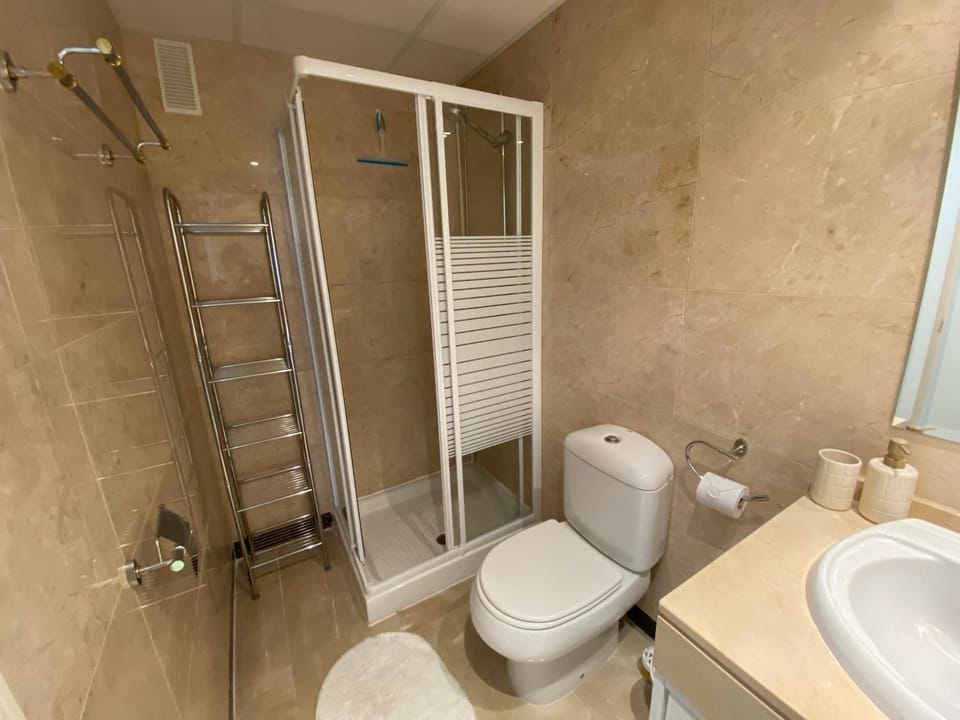 Shower, Toilet, Bathroom, towels