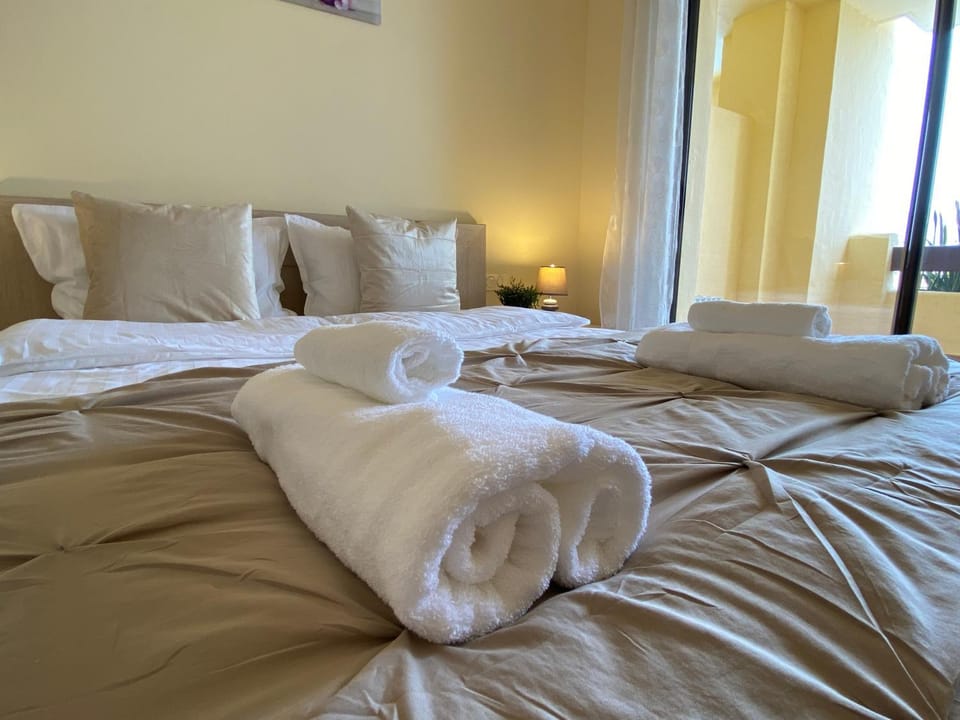 Bed, Photo of the whole room, Bedroom, towels