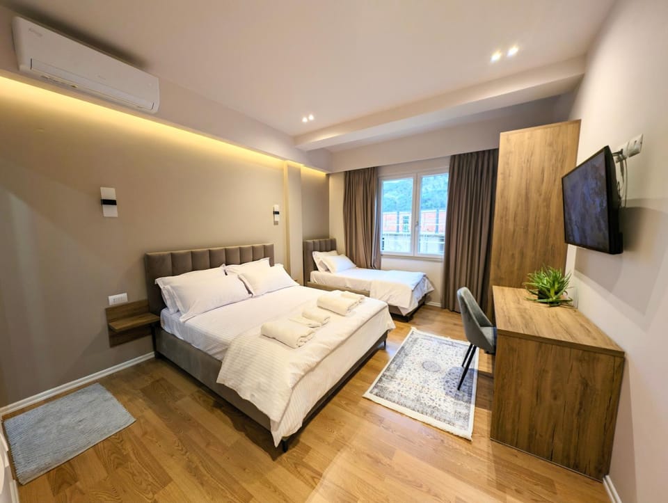 Bed, TV and multimedia, Bedroom, towels