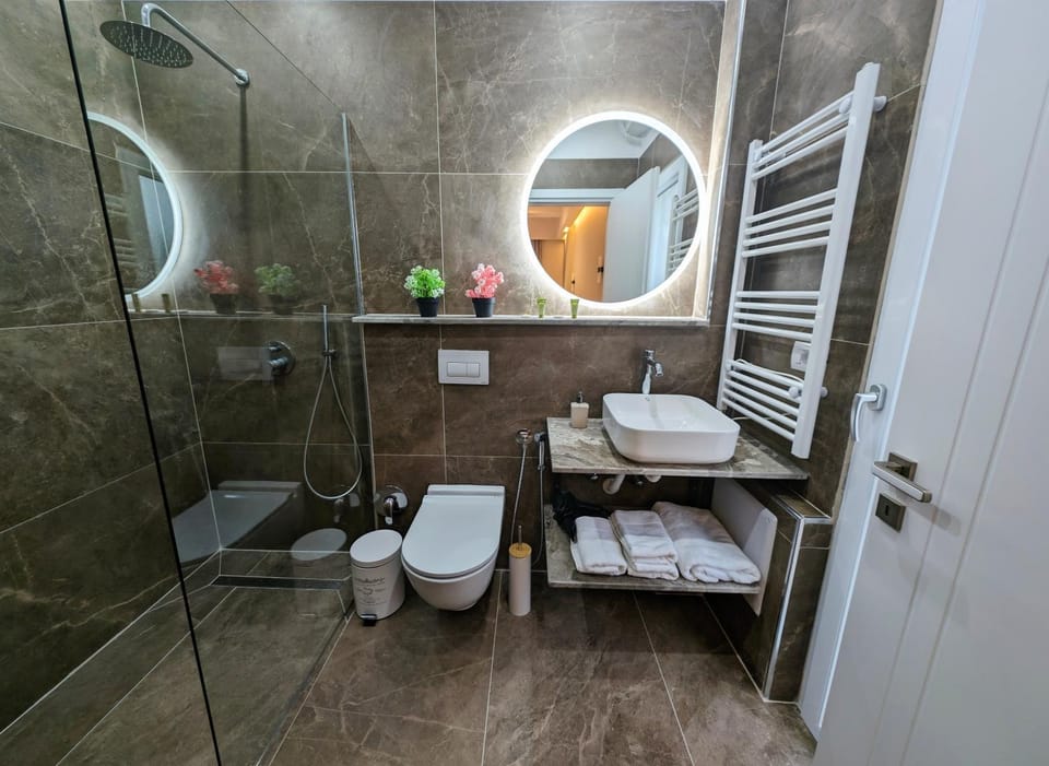 Shower, Toilet, Bathroom, towels