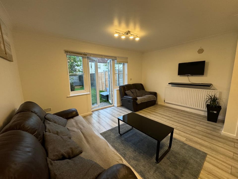 Spacious 3 bedroom Home, with private driveway 5 minutes from Excel Centre & Custom House House in London