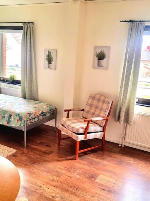 Living room, Bedroom, internet