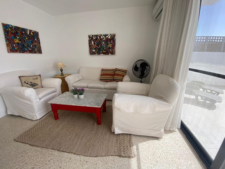 Bed, Living room, Photo of the whole room, Seating area