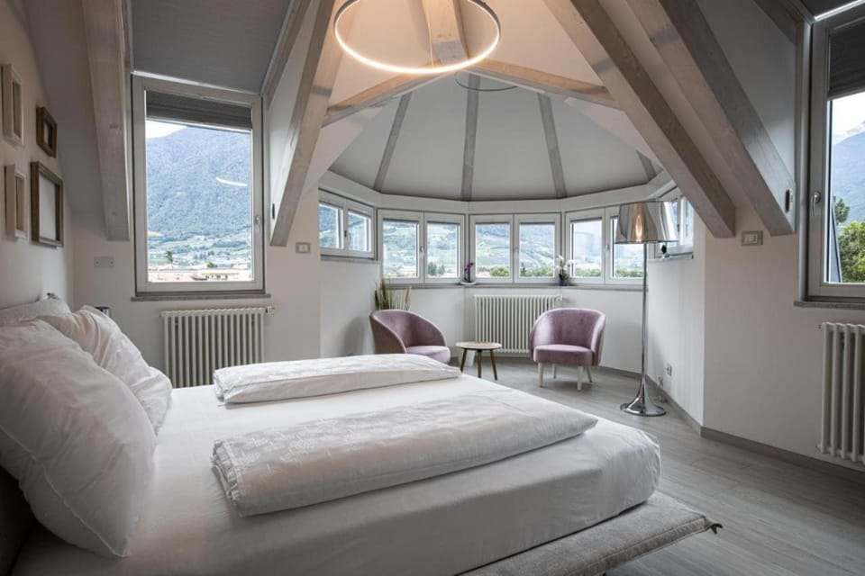 Bed, Natural landscape, Photo of the whole room, Bedroom, Mountain view, internet, air conditioner