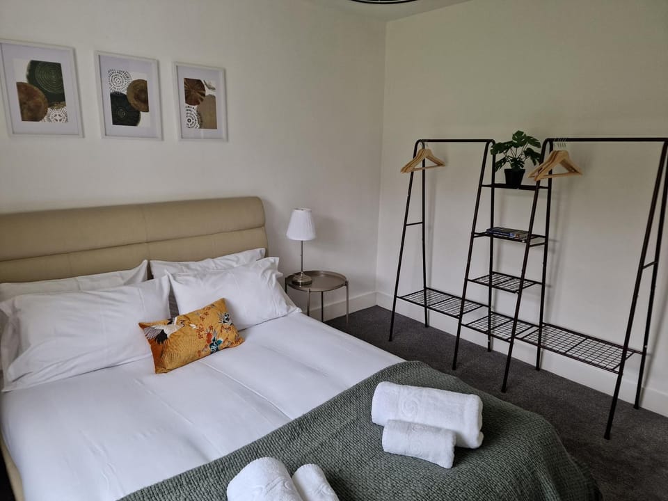 Bed, Photo of the whole room, Bedroom, towels