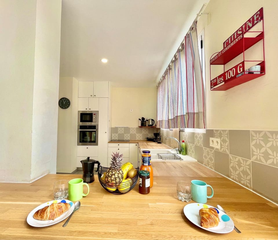 Coffee/tea facilities, Kitchen or kitchenette, Food, stove, toaster