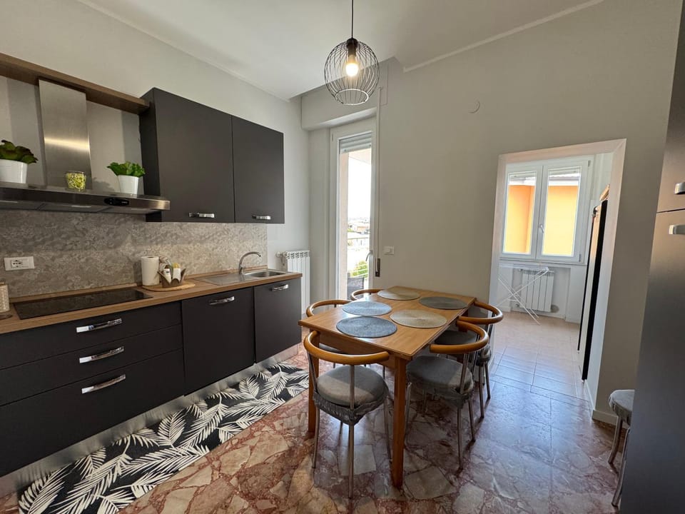 Kitchen or kitchenette, Dining area, oven, stove