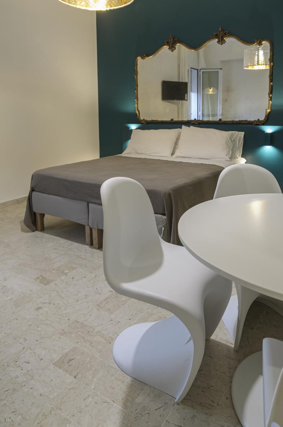 Bed, TV and multimedia, Photo of the whole room, Bedroom