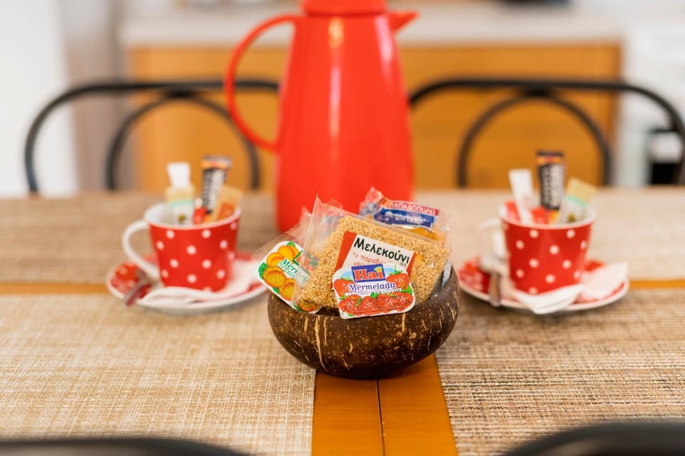 Coffee/tea facilities, Food and drinks, Dining area, Food