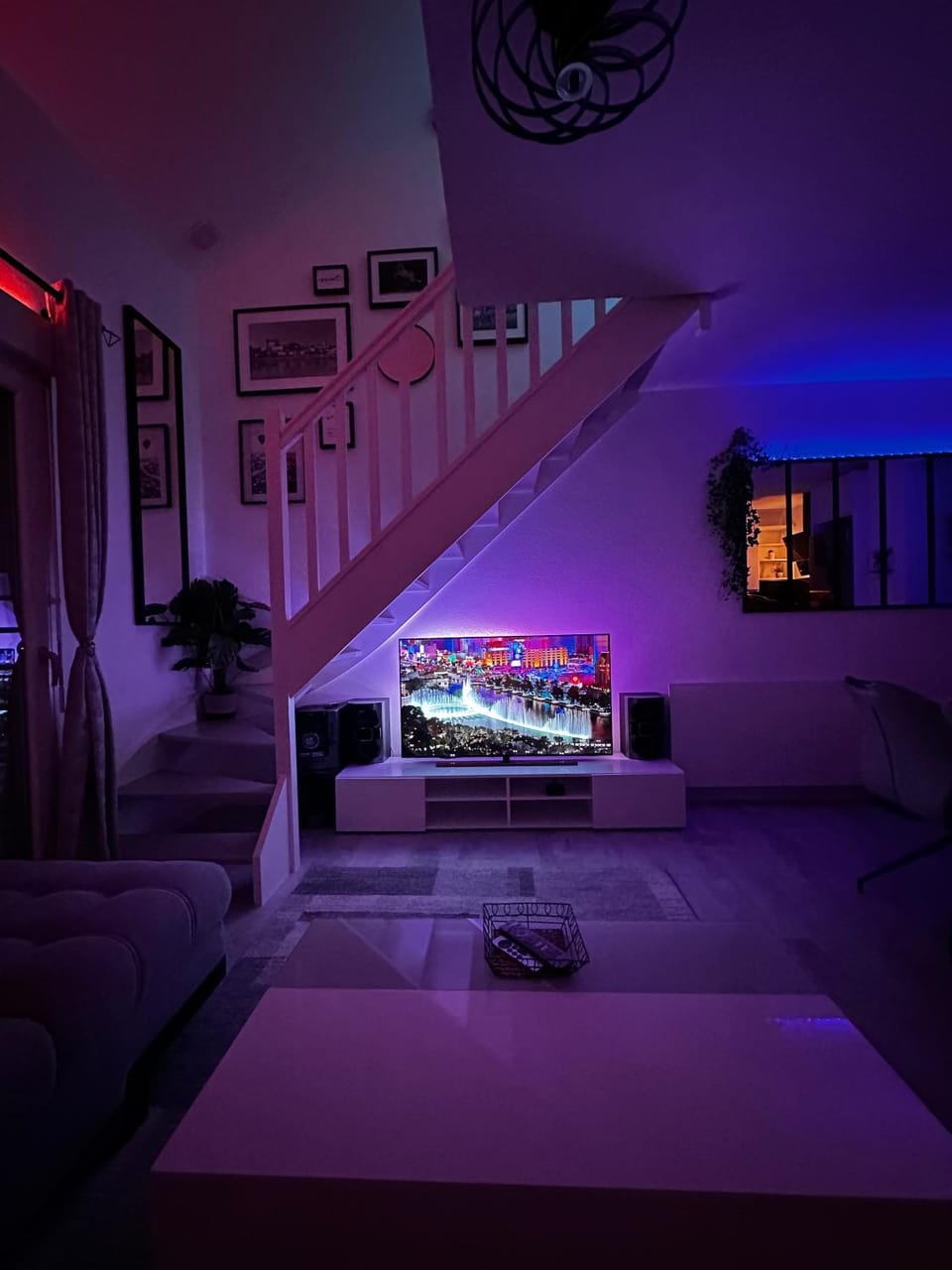 Communal lounge/ TV room, TV and multimedia, Living room, Seating area, Evening entertainment