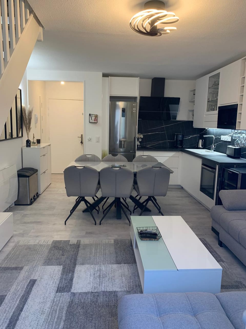 Kitchen or kitchenette, Living room, Seating area, Dining area, minibar, oven, stove
