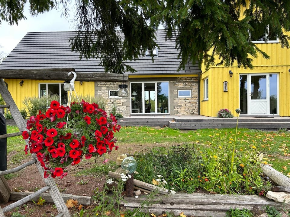Muhu Kulla Saadu puhkemaja mere ääres Bed and Breakfast in Estonia