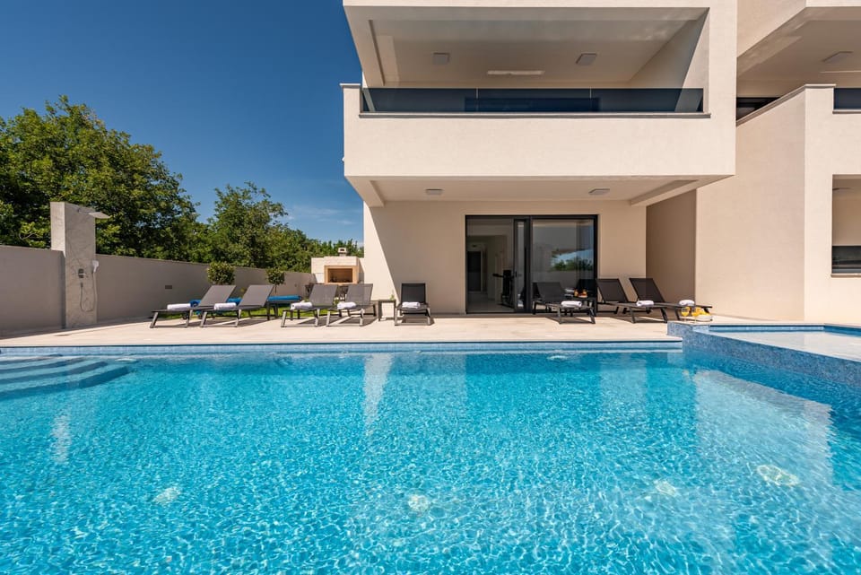 Property building, Day, Balcony/Terrace, Swimming pool, sunbed