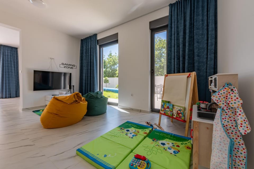 Communal lounge/ TV room, Game Room