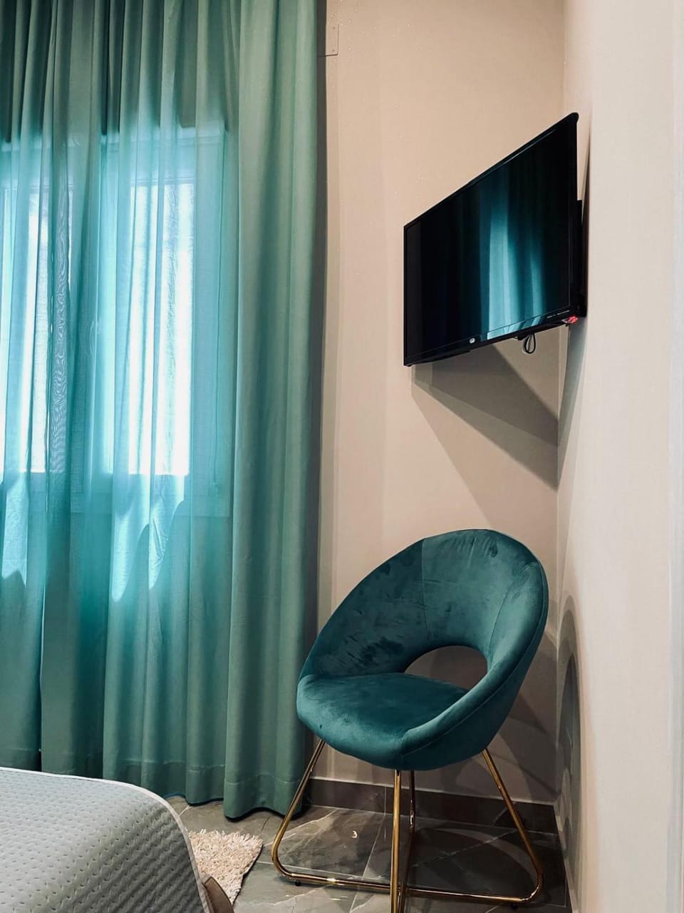 Bed, TV and multimedia, Photo of the whole room, Bedroom