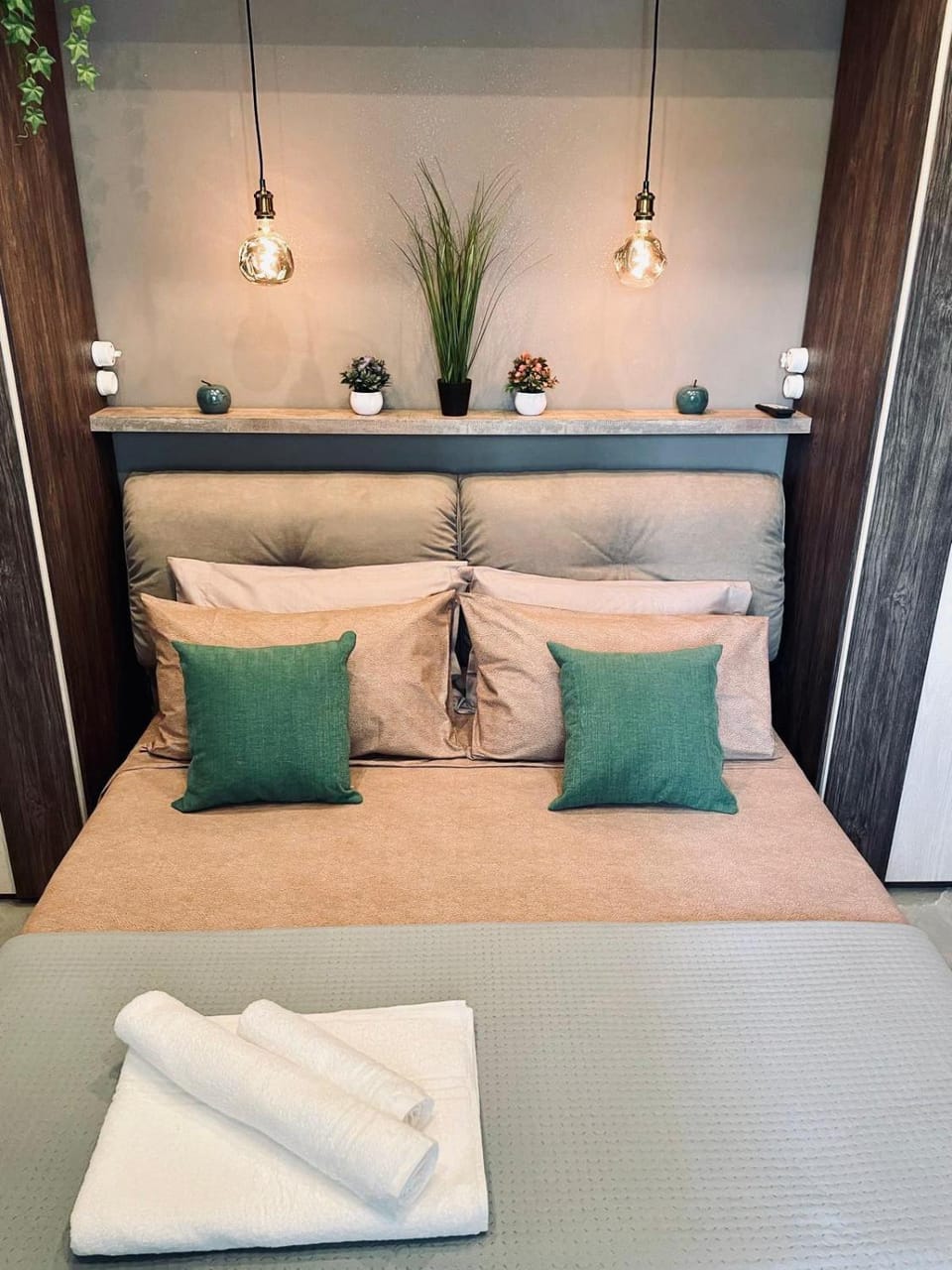 Bed, Photo of the whole room, Bedroom, towels