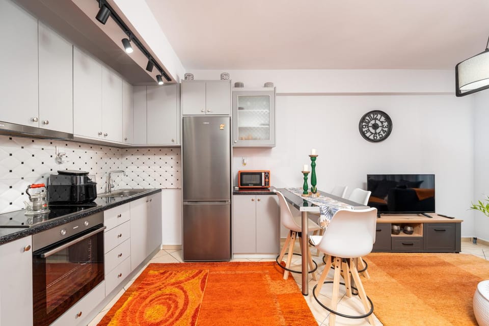 TV and multimedia, Dining area, oven, stove