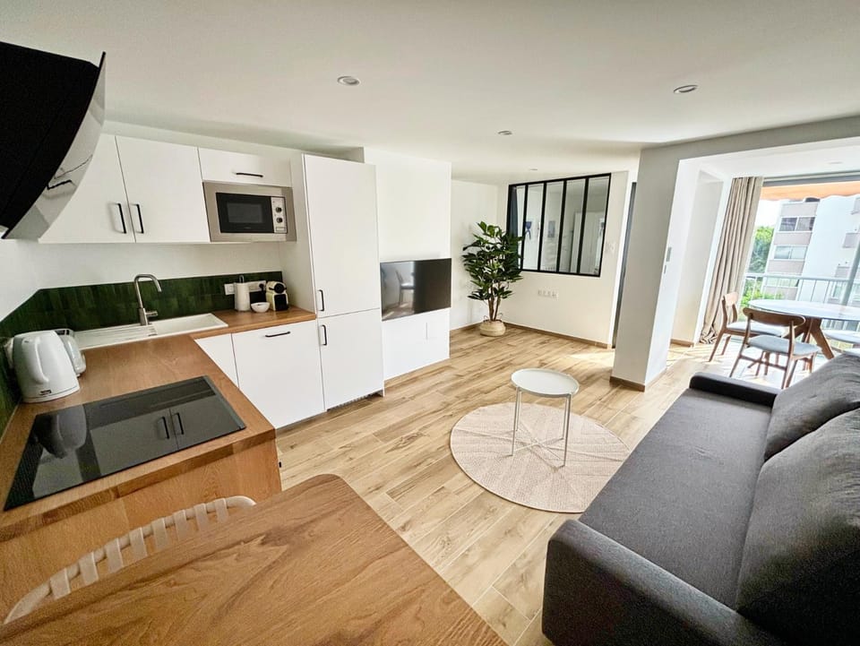 TV and multimedia, Kitchen or kitchenette, Living room, Seating area, stove