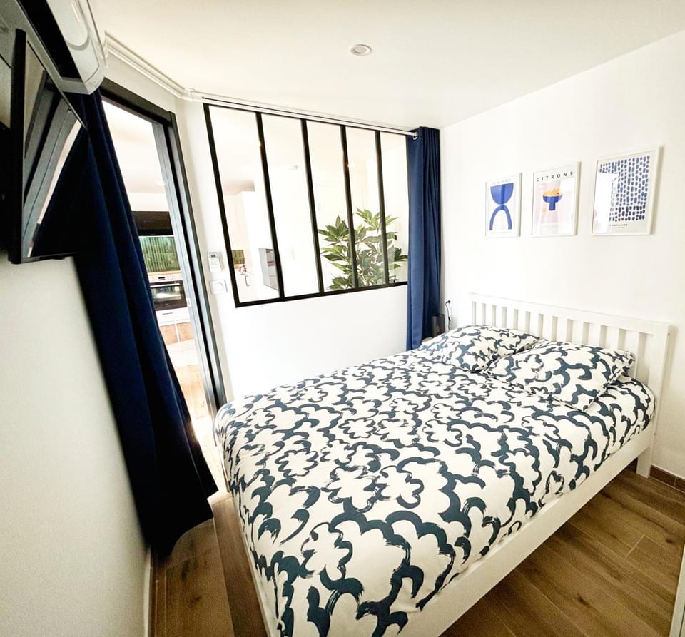 Bed, TV and multimedia, Photo of the whole room, Bedroom