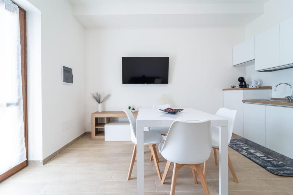 TV and multimedia, Kitchen or kitchenette, Living room, Seating area, Dining area