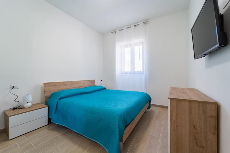 Bed, TV and multimedia, Photo of the whole room, Bedroom